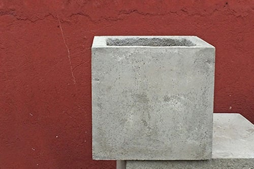 Macetero de concreto cuadrado de 50 x 50 cm