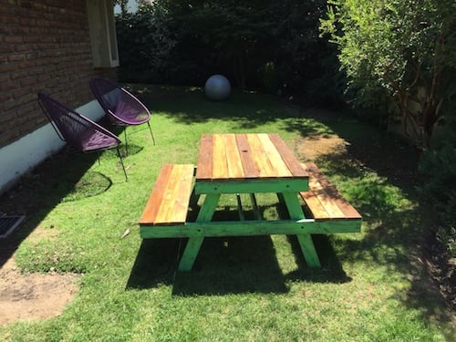 Mesa de madera de picnic