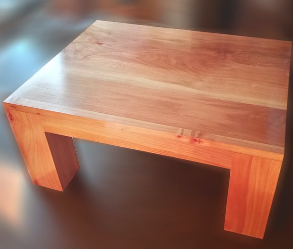 Mesa de centro de madera de raulí