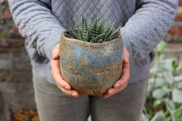 Macetero de cerámica de gres tipo vasija en tonos azules