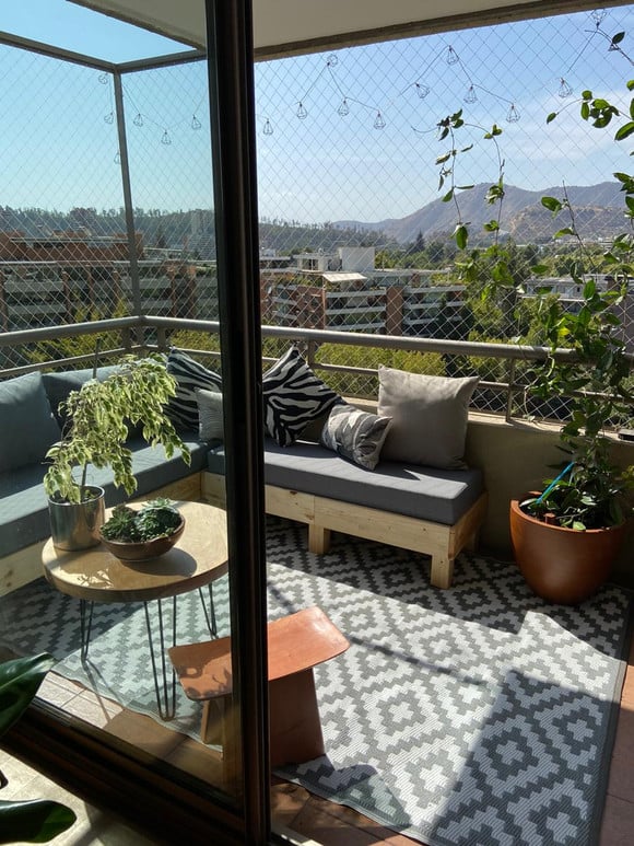 Terraza con sofá de 3 cuerpos y banca movible + sector de plantas