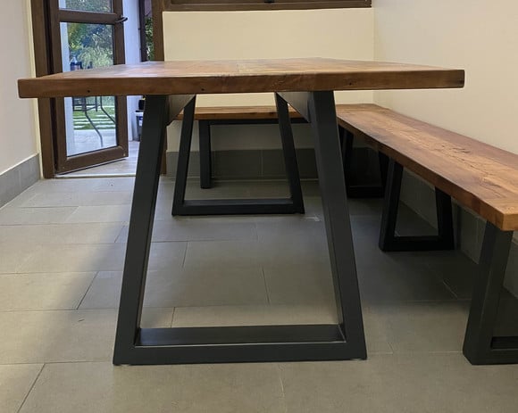 Mesa de comedor de fierro y cubierta de roble (patas triángulo)