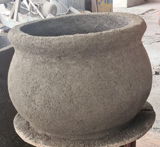 Macetero de concreto tipo tinaja de 48 x 48 cm.