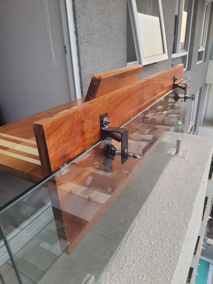 Servicio de instalación de mesas para baranda - estructura para soportar mesa en baranda de vidrio.jpeg
