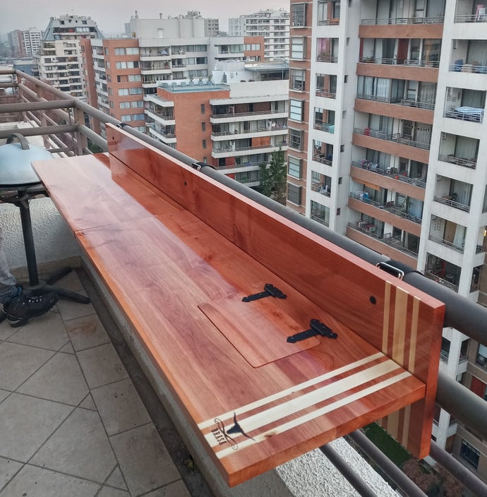Mesa para baranda abatible - mesa de madera abatible para terraza con hielera tapada.jpg