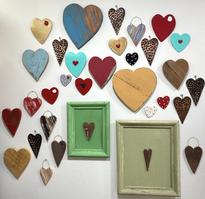 Corazones de madera - corazones de ceramica, madera y cobre para colgar en la pared.JPG