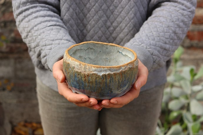 Macetero de cerámica de gres pintado a mano en degradé de colores - cuenco tipo macetero ceramica gres en degrade cafe azul y blanco.jpg