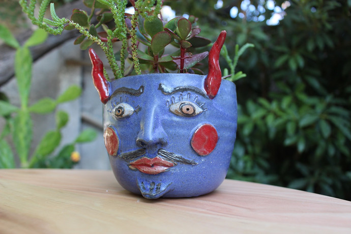 Macetero de cerámica de gres con cara de diablo - Macetero de cerámica de gres cara de diablo con planta.jpg