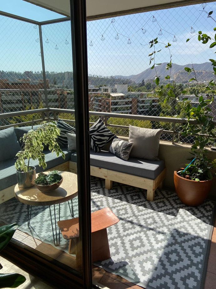 Terraza con sofá de 3 cuerpos y banca movible + sector de plantas - Terraza linda.jpg